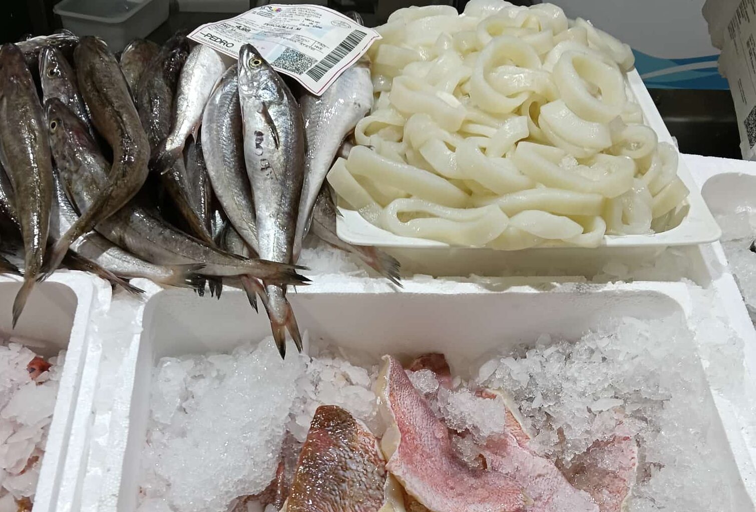 Producto variado en el stand del mercado