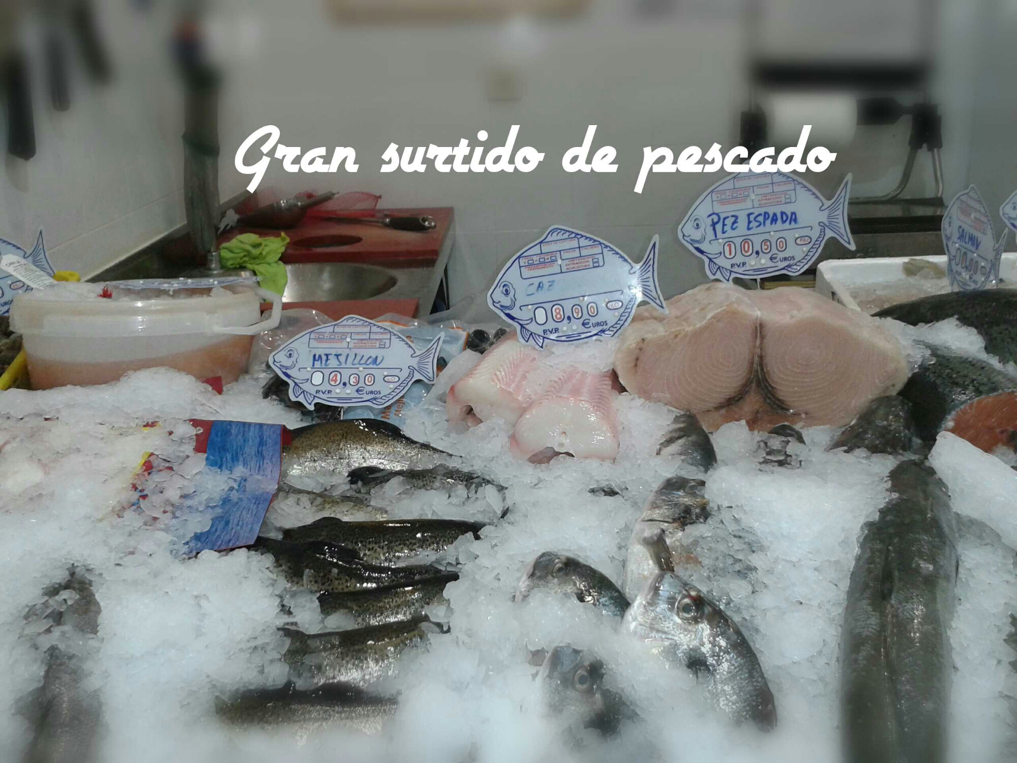 Surtido de pescado en el puesto de PECES PAKI